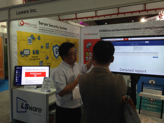 정보보호솔루션 전문기업 엘에스웨어(대표 김민수)가 인도네시아 자카르타 인터내셔날 엑스포에서 개최된 'Communic 2016'에 참가해 해외 진출을 위한 활동을 가속화하고 있다. 엘에스웨어는 지난 8월 31일부터 9월 3일까지 열린 이번 국제전시회에 참가해 통합서버보안솔루션인 '옴니가드'(OmniGuard)와 오픈소스SW 라이선스 컴플라이언스 솔루션인 '포스가드'(FOSSGuard)를 선보였다. 엘에스웨어 제공